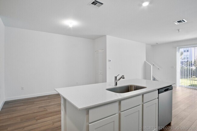Building Photo - 381 SE Crossoak Ln