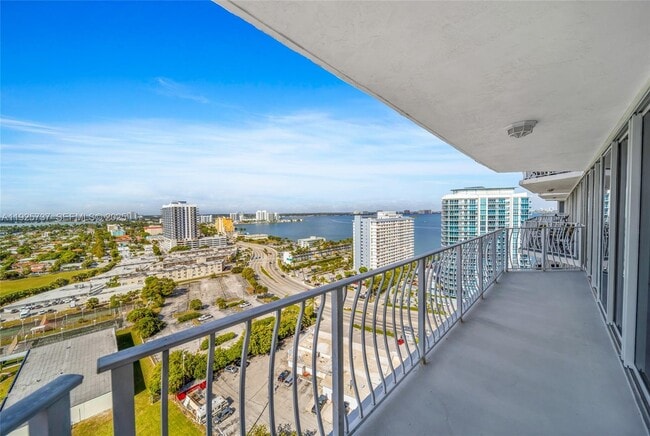 Building Photo - 7601 E Treasure Dr