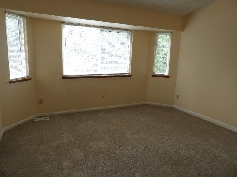 Building Photo - 3830 Gingham Way
