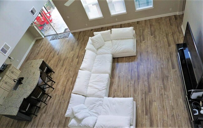 Building Photo - Orchard Hills 6 bed / 3.5 Bath - Partially Furniushed