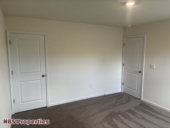 Building Photo - 935 Utopia Ln