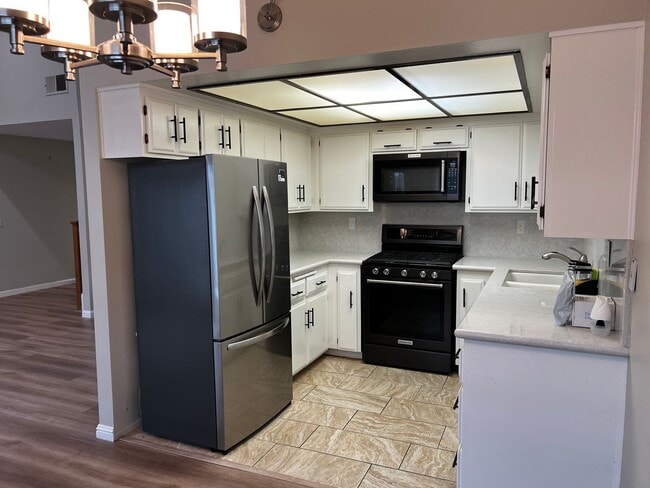 Building Photo - 2 Bedroom 1.5 Bath Townhouse Condo for Rent in the Heart of Monrovia