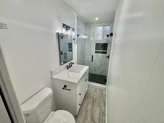 Building Photo - Fully Renovated 2bd/1ba! Just a block from...