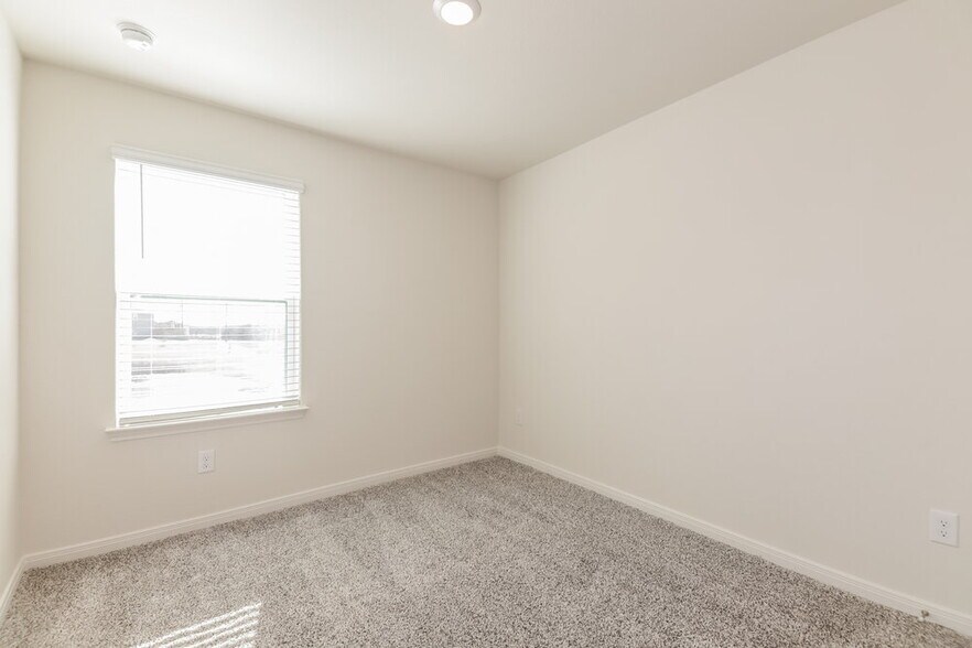 Building Photo - 215 Marsh Ln