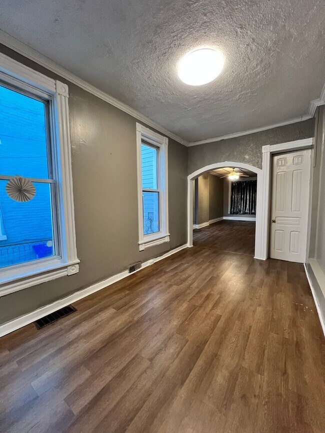 Building Photo - 5 Bedroom 1 Bath Home Available