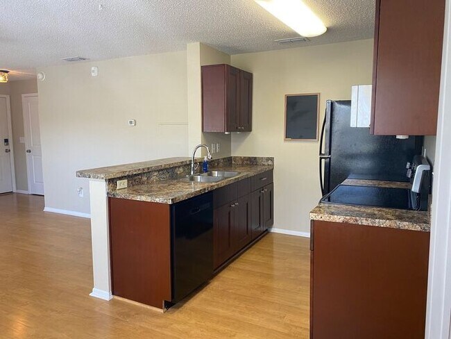 Building Photo - RENT SPECIAL-Regency Park at Lake Mary Corner Unit with Wrap-Around Balcony!