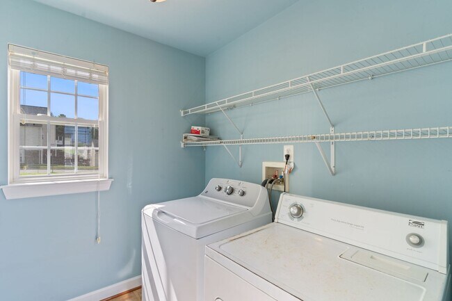 Building Photo - Spacious Home in Port Potomac