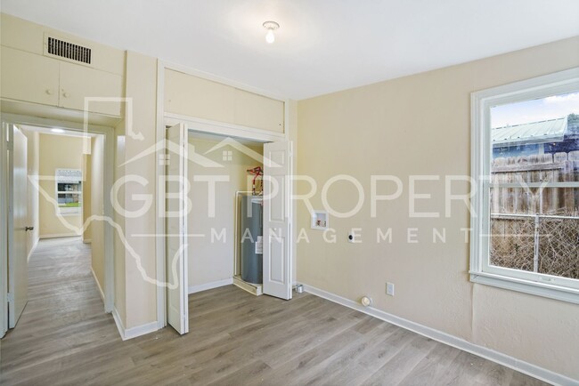 Building Photo - 3 Bedroom 2 Bathroom Home Ready for Move In1