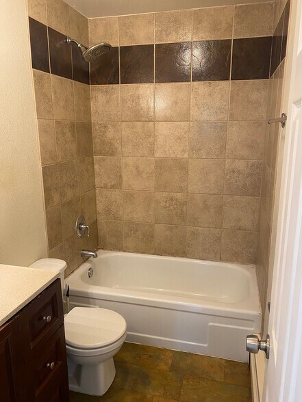 Building Photo - 405 E Thunderbird Dr