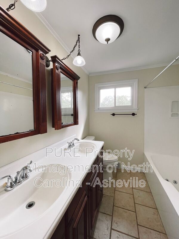 Building Photo - 11 Edgewood Rd S