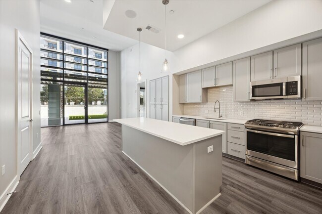 Building Photo - 9757 Katy Fwy