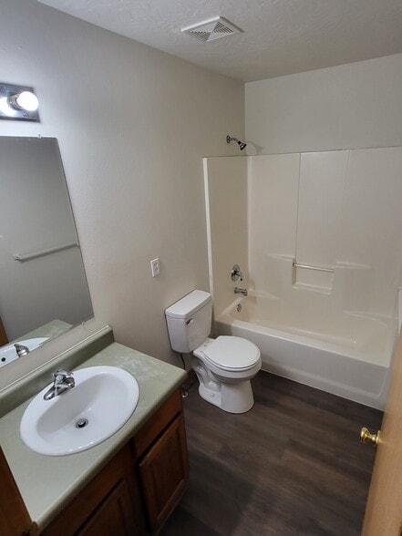 Main Bath - 2675 N National Ave