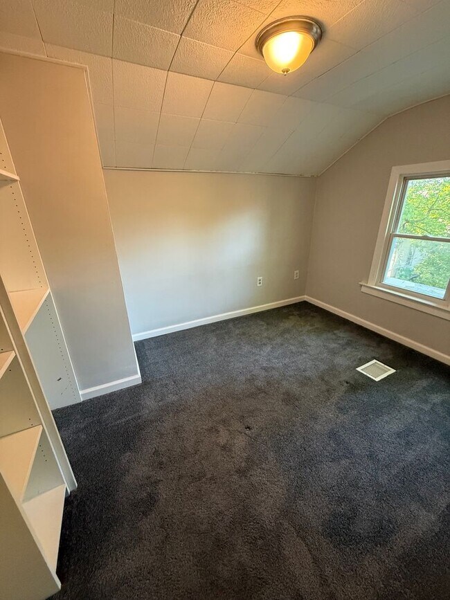 Building Photo - Eastpoint Gem!