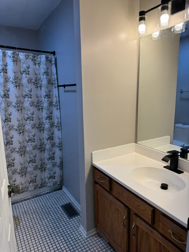 Building Photo - 2404 Kenmore Ct