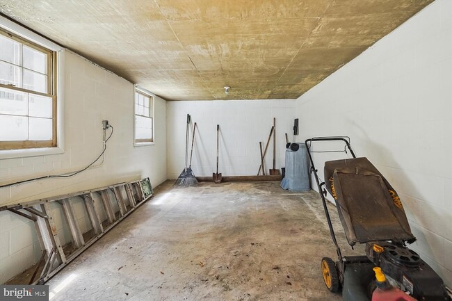 Building Photo - 8501 Canterbury Dr