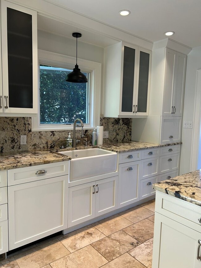 Building Photo - WOW!! West Seattle 4BR/3.5BA Updated Dutch...