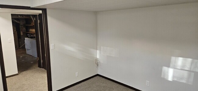 Building Photo - 2 Bed 1 Bath Daylight Basement property. P...