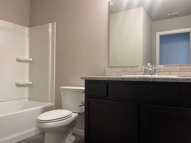 Building Photo - Pre-leasing 3 bed 2 bath Move In Ready! Co...