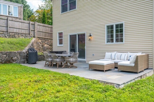 Building Photo - Beautifully Renovated 4 Bedroom 2.5 Bathroom Colonial
