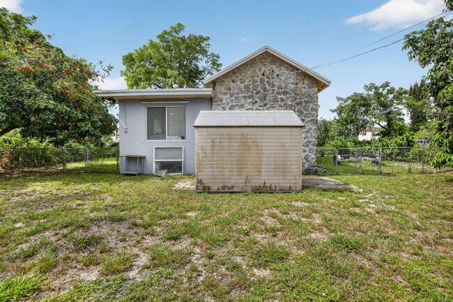 Building Photo - 2465 Taylor St