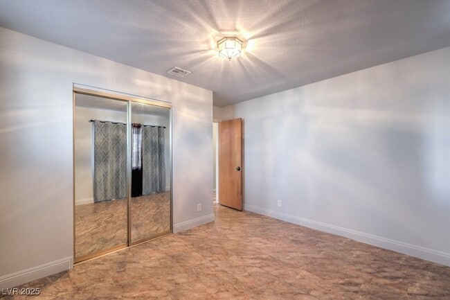 Building Photo - 3701 Pyramid Dr