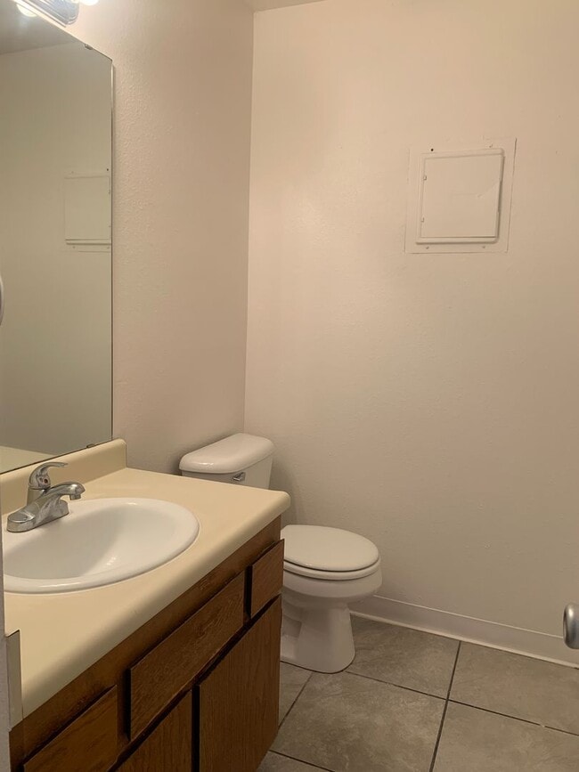 Building Photo - Lovey Townhome In Clovis!