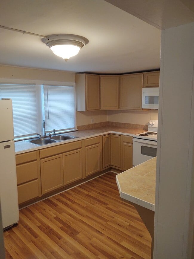 Building Photo - 2 Bedroom 1 Bath Basement Apartment in Historic Downtown Sylva $1300 a month with year-long lease.