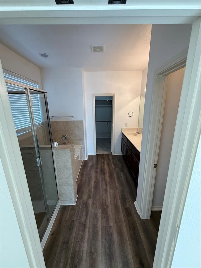 Building Photo - 1200 Willowbrook Dr