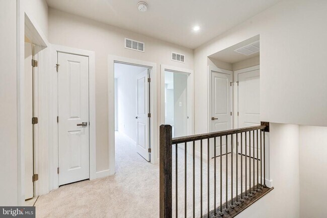 Building Photo - 14055 Sunrise Valley Dr