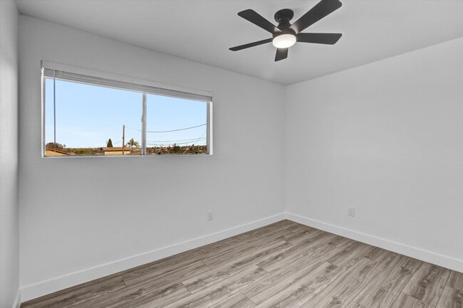 Building Photo - 2040 E 5th St