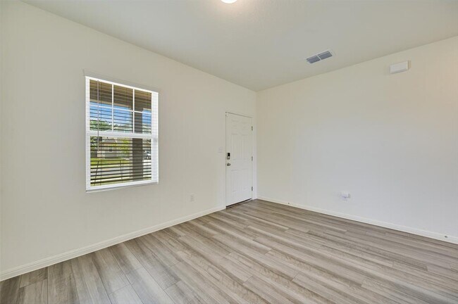 Building Photo - 268 Wren Ln