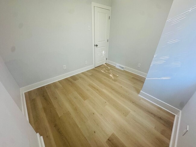 Building Photo - Renovated 4bd/1bth House with Rear yard!! ...