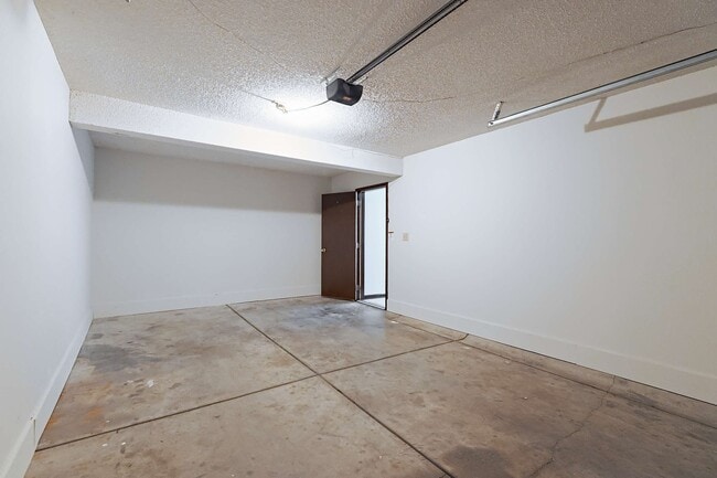 Building Photo - 1136 SW 10th Cir