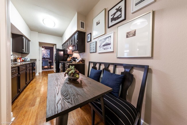 Building Photo - 2 br, 1 bath Flat - 5601 West Loop S