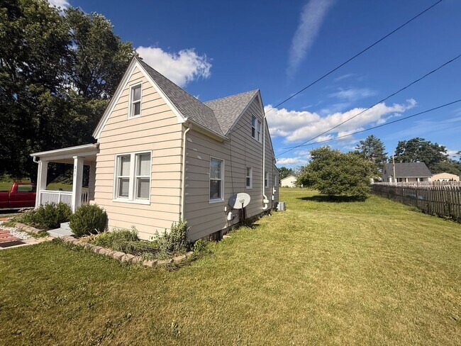 Building Photo - Christiansburg, 3 BR / 1.5 BA, Available for rent