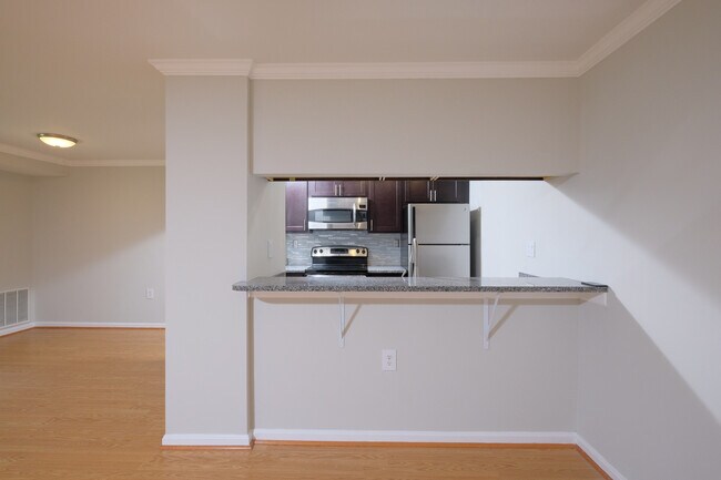 Building Photo - Renovated Entry Level - Castle Harbour Con...