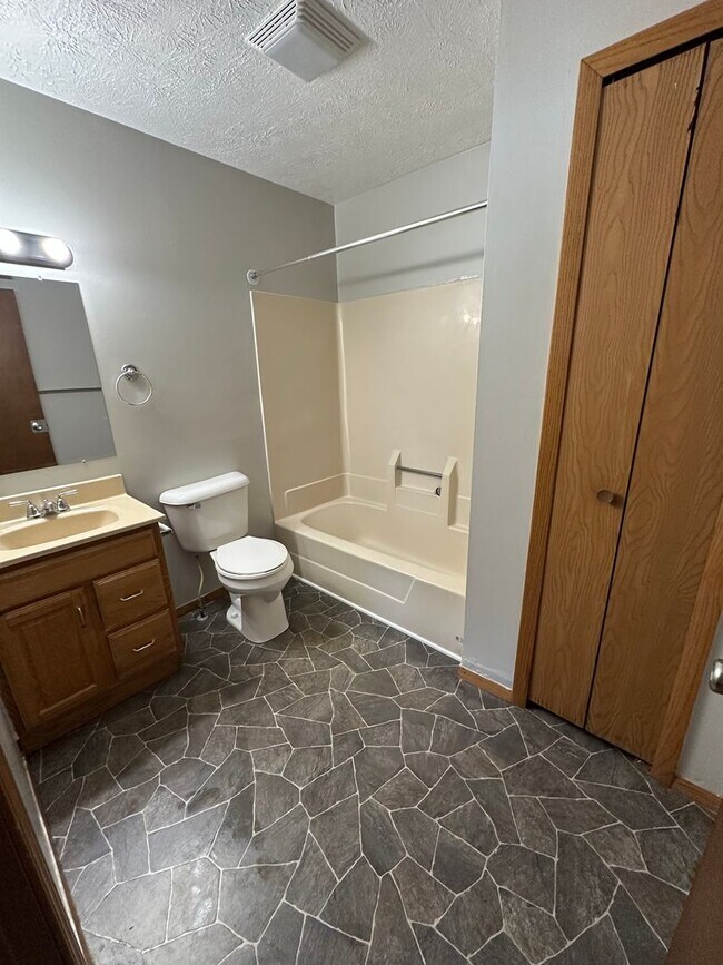 Building Photo - 3955-3965 N Meadow Ridge Dr
