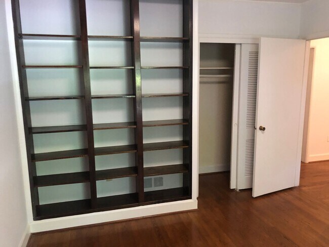 Building Photo - Byerly &amp; Paddock Duplex