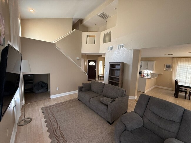 Building Photo - 3 Bed 2.5 bath home; Minutes from the Strip