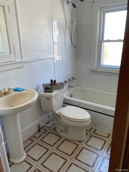 Building Photo - 15518 Snowden St