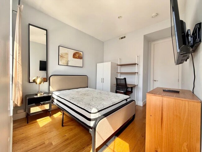 Building Photo - Furnished room/NOT APARTMENT
