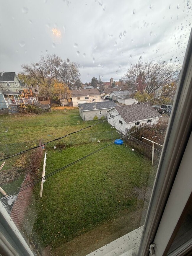 Building Photo - AVAILABLE December! - 3 Bed 1 Bath Home!