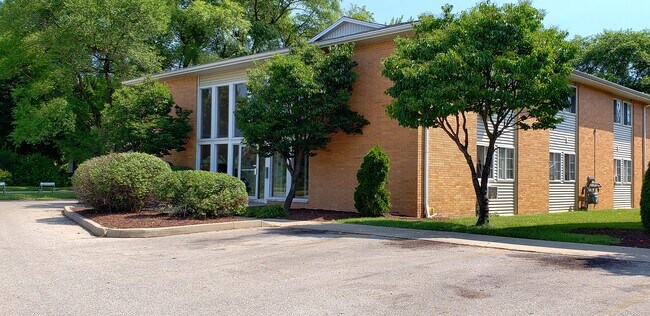 Primary Photo - 631 S Green Bay Rd