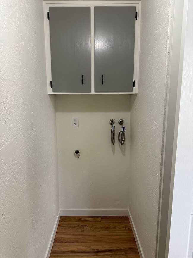 Building Photo - Beautifully updated 3 bedroom, 1 bath hous...