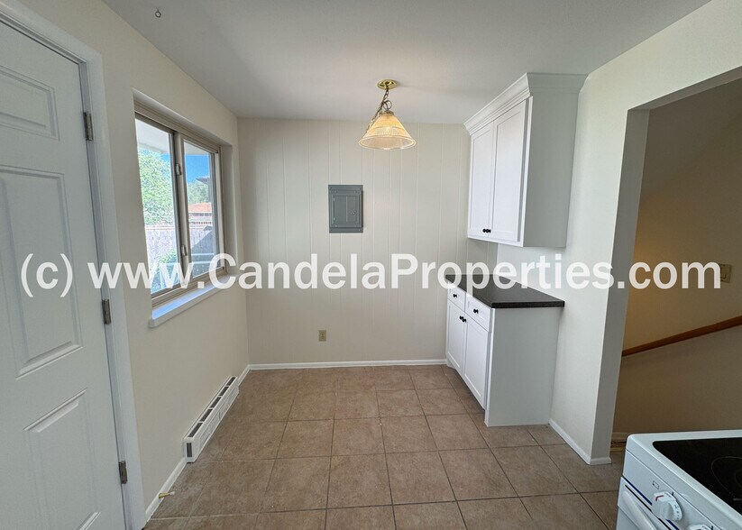 Building Photo - 1021 Adams Dr