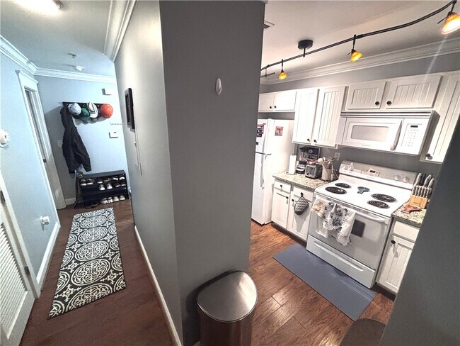 Building Photo - 833 Old Greenville Hwy