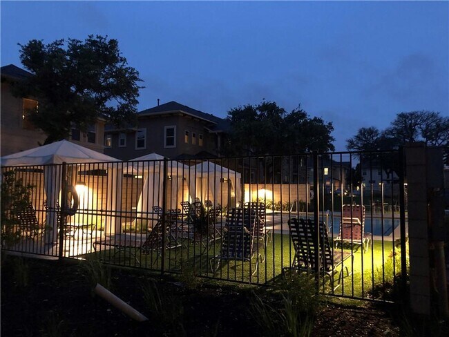 Building Photo - 13800 Lyndhurst St