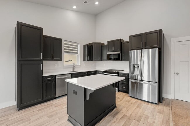 Building Photo - Beautiful 4 Br, 2 BA Home with 2 Car Garag...