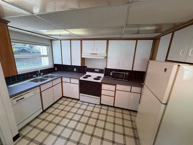 Building Photo - 2 Bedroom with a garage with Large fenced yard!