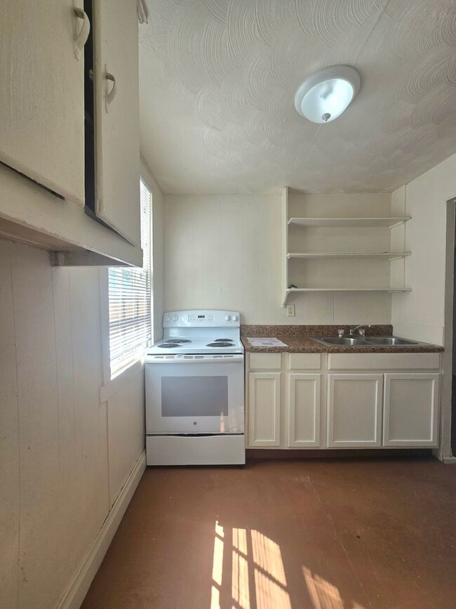 Building Photo - 2219 Everett St